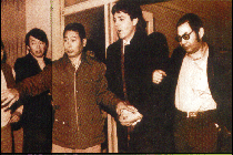 Band on the run:
Sir Paul McCartney in handcuffs, 
Japan 1980